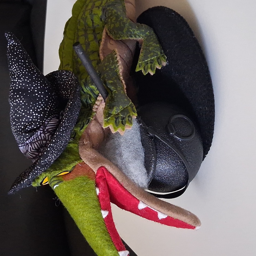 Annalee Halloween Crocodile Witch 2019 - Picture 4 of 11